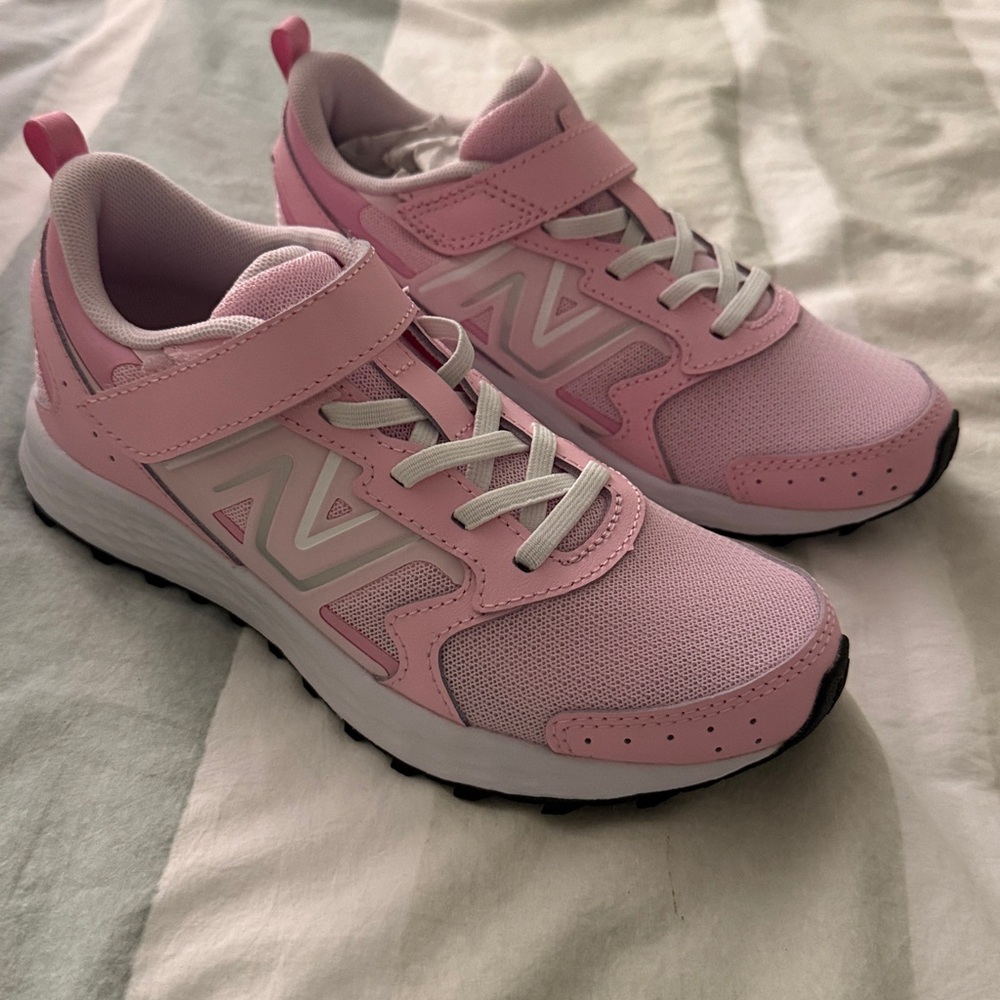 New Balance kids fresh foam bungee lace with strap sz3